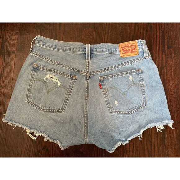 Levis High Rise Light Wash Distressed Denim Jeans Size 33 - Picture 1 of 9